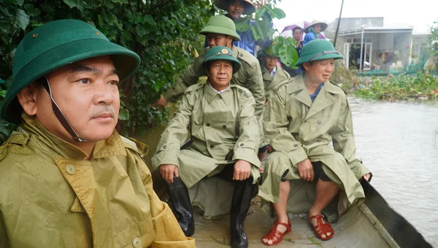 Phó Thủ tướng Lê Văn Thành đi ghe để trực tiếp động viên người dân vùng "rốn lũ" Thừa Thiên - Huế ​