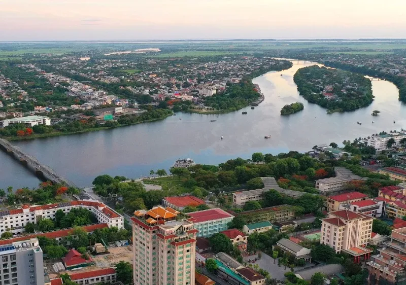 Đô thị Huế nhìn về hướng biển và đầm phá ​