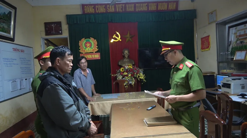 Công an đọc lệnh khởi tố, bắt tạm giam Nguyễn Hà Tấn Thiện