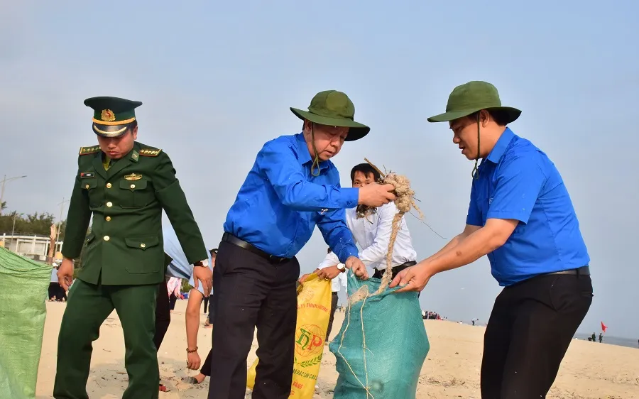 Phó Bí thư Thường trực Tỉnh ủy Thừa Thiên Huế Phan Ngọc Thọ chung tay làm sạch bãi biển ​