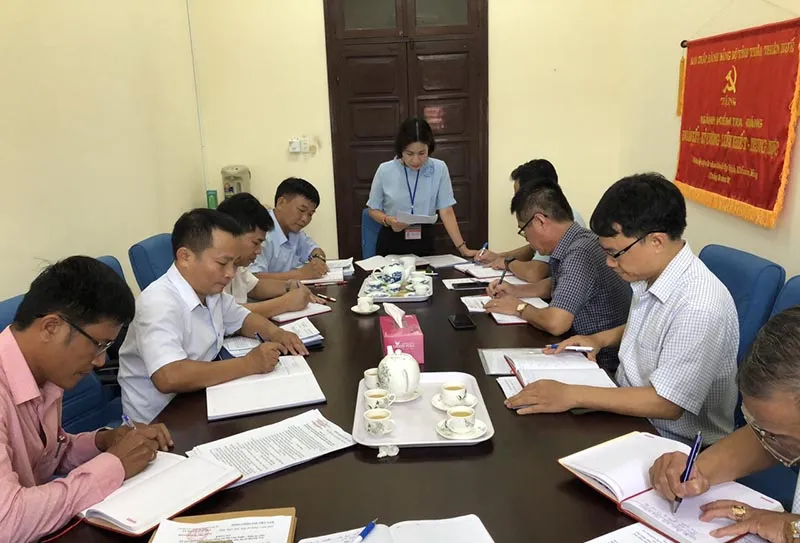 Bà Phạm Thị Minh Huệ, Ủy viên Ban Thường vụ Tỉnh ủy, Chủ nhiệm Ủy ban Kiểm tra Tỉnh ủy tỉnh Thừa Thiên – Huế chủ trì cuộc họp. 