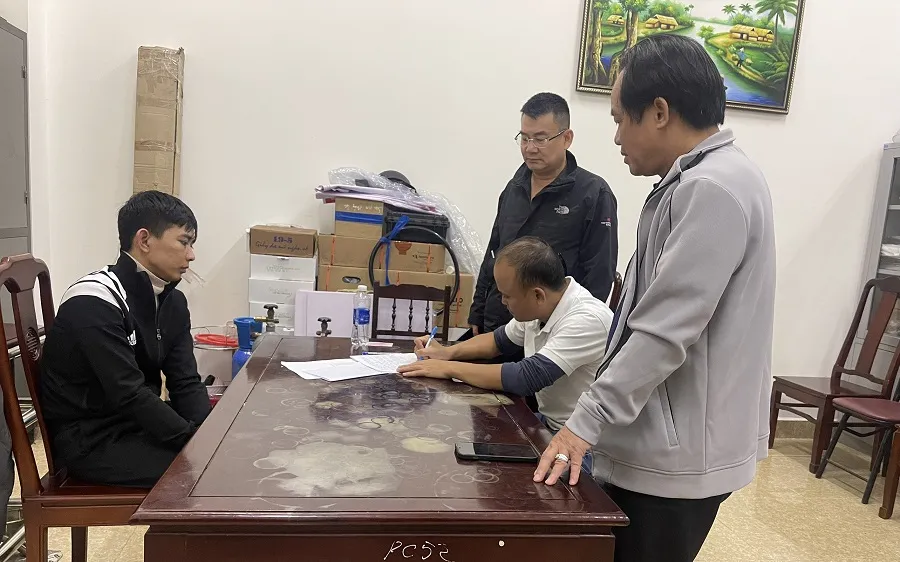 Công an đang đấu tranh với các đối tượng