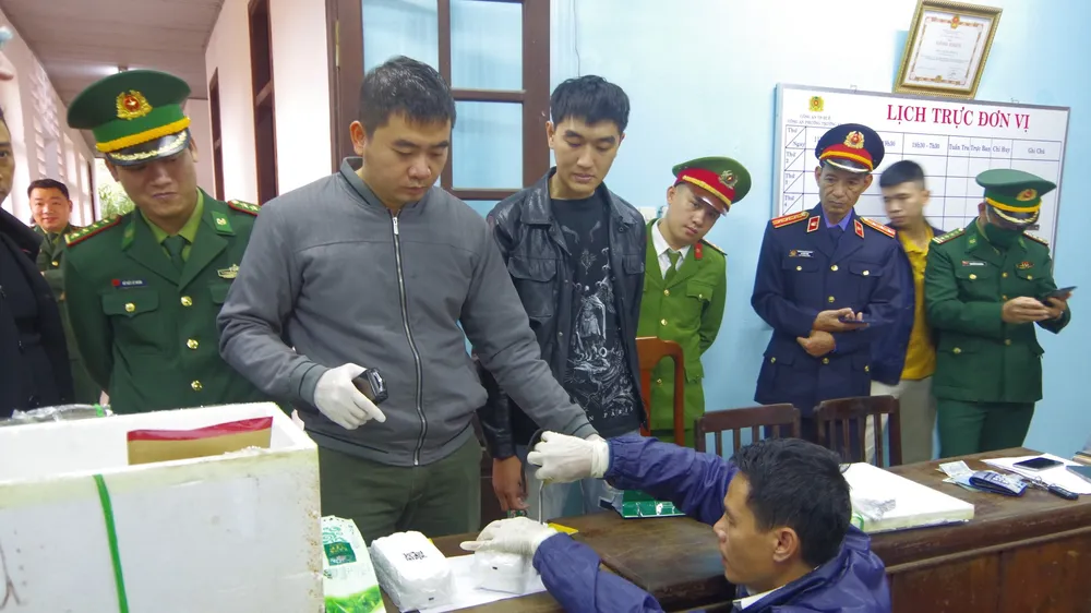 Đối tượng Đặng Minh Trí và tang vật bị bắt giữ.