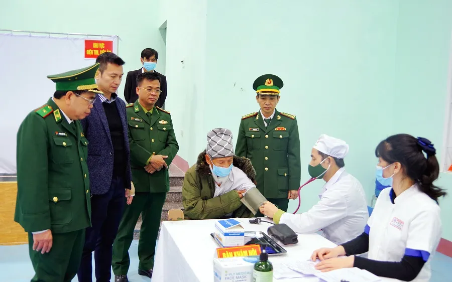 Khám bệnh và cấp phát thuốc miễn phí cho đồng bào nơi biên giới Việt Nam - Lào