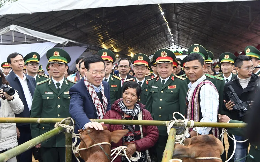 Đồng chí Võ Văn Thưởng tặng bò giống cho các hộ gia đình khó khăn tại huyện A Lưới, tỉnh Thừa Thiên Huế