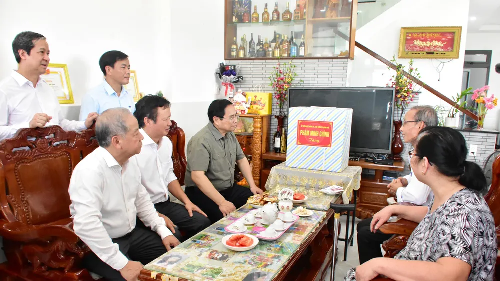 Thủ tướng Phạm Minh Chính thăm hỏi và tặng quà động viên bà con khu tái định cư dự án di dời dân cư giải phóng mặt bằng khu vực I Kinh thành Huế. 