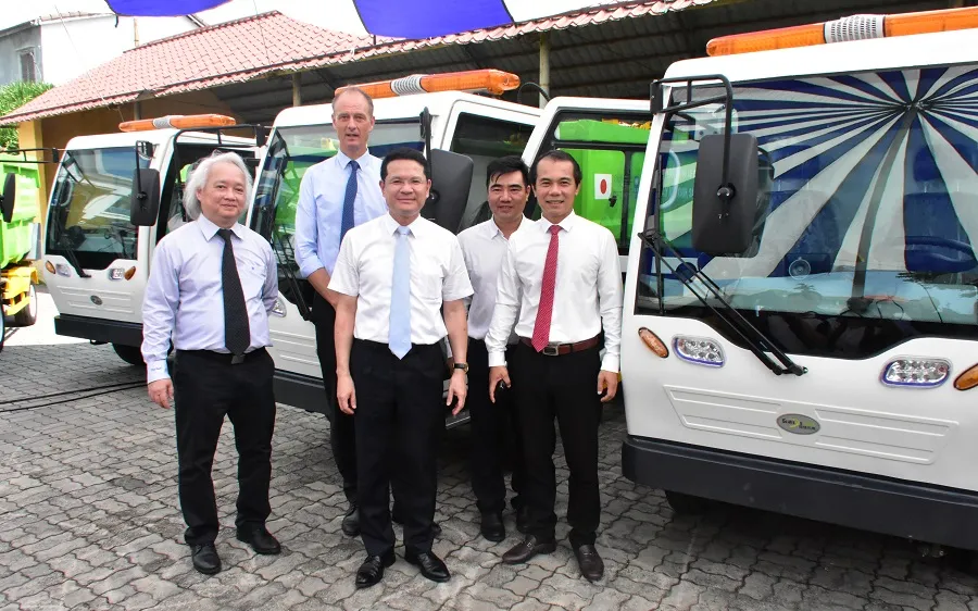 UNDP tài trợ bàn giao cho TP Huế 6 xe điện chuyên dùng thu gom rác