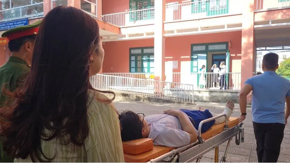 Lãnh đạo Sở GD-ĐT tỉnh Quảng Trị hỗ trợ thí sinh Bùi Phan Đức Tiến đến phòng thi riêng