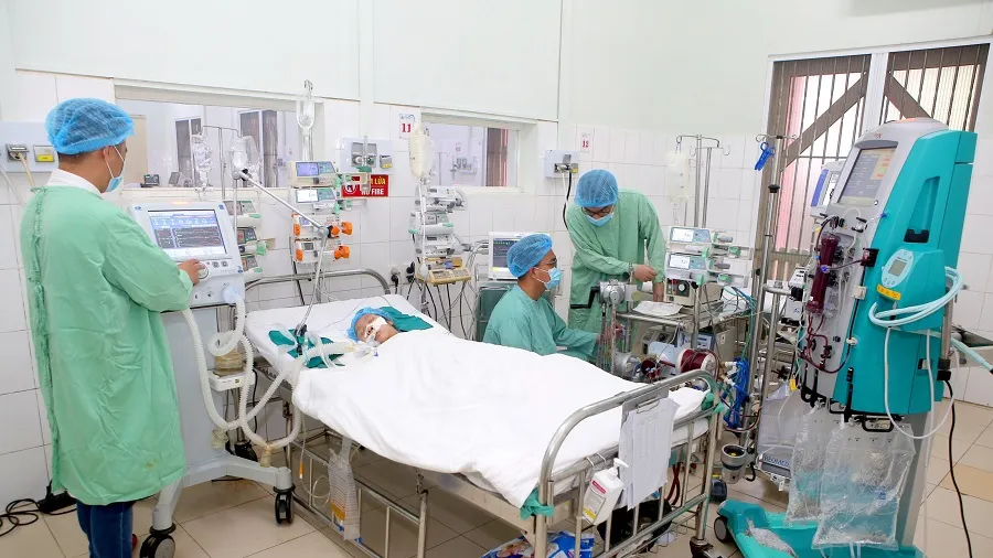 Các bác sĩ nỗ lực cứu chữa bệnh nhân T.H