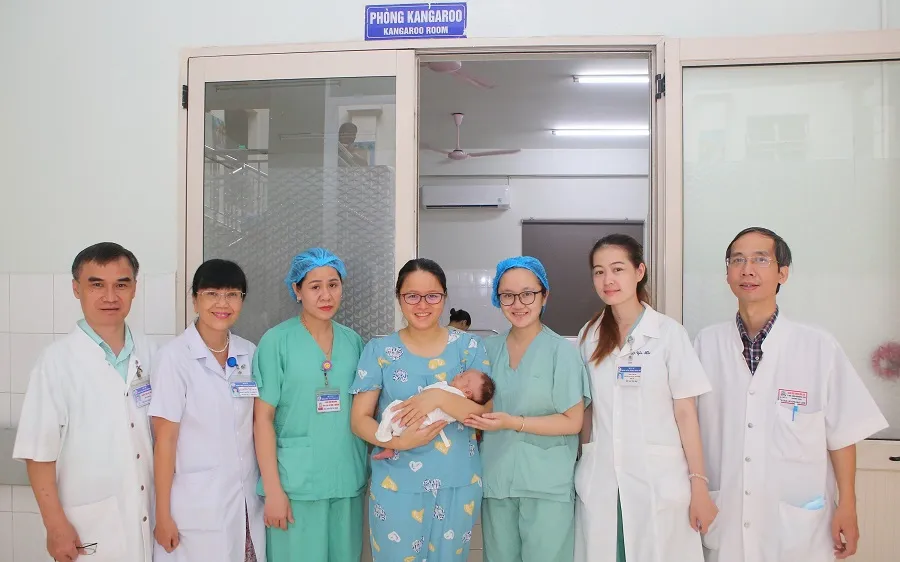 Các y bác sĩ Bệnh viện Trung ương Huế cứu sống bệnh nhi 34 tuần tuổi xoắn nghẹt ruột non hiếm gặp