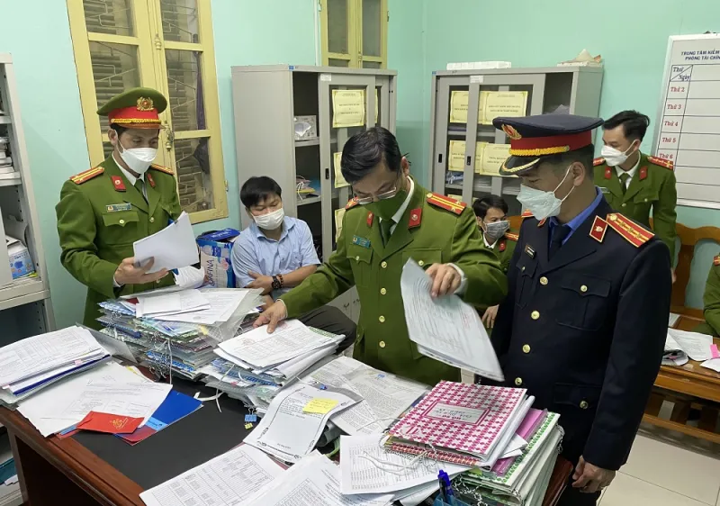 Cơ quan chức năng kiểm tra, thu giữ tài liệu để phục vụ điều tra vụ án tại CDC Thừa Thiên Huế