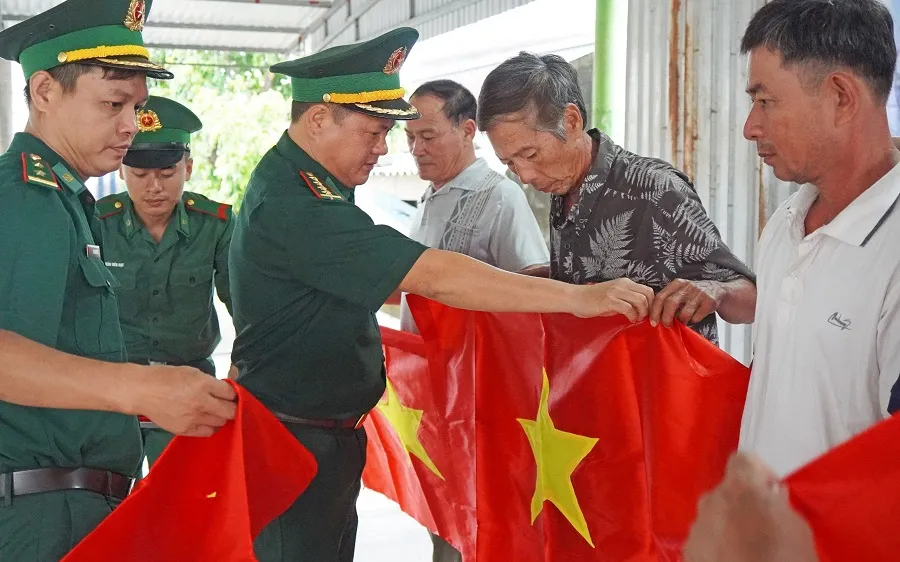 Bộ đội Biên phòng tỉnh Quảng Trị tặng cờ Tổ quốc cho bà con ngư dân