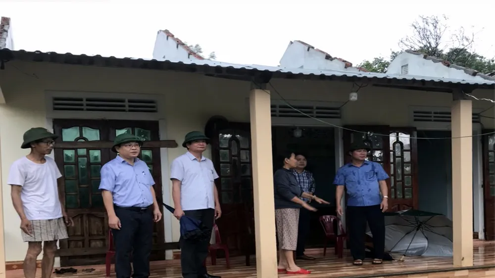 Lãnh đạo huyện Triệu Phong thăm hỏi động viên các gia đình bị thiệt hại vì lốc xoáy