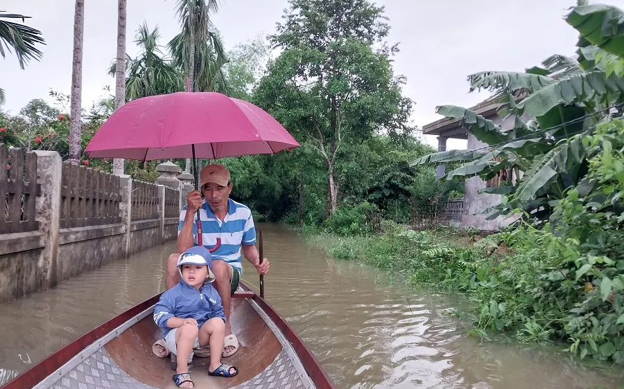Người dân vùng thấp trũng tại huyện Quảng Điền, tỉnh Thừa Thiên Huế phải dùng thuyền nhỏ đi lại trên đường