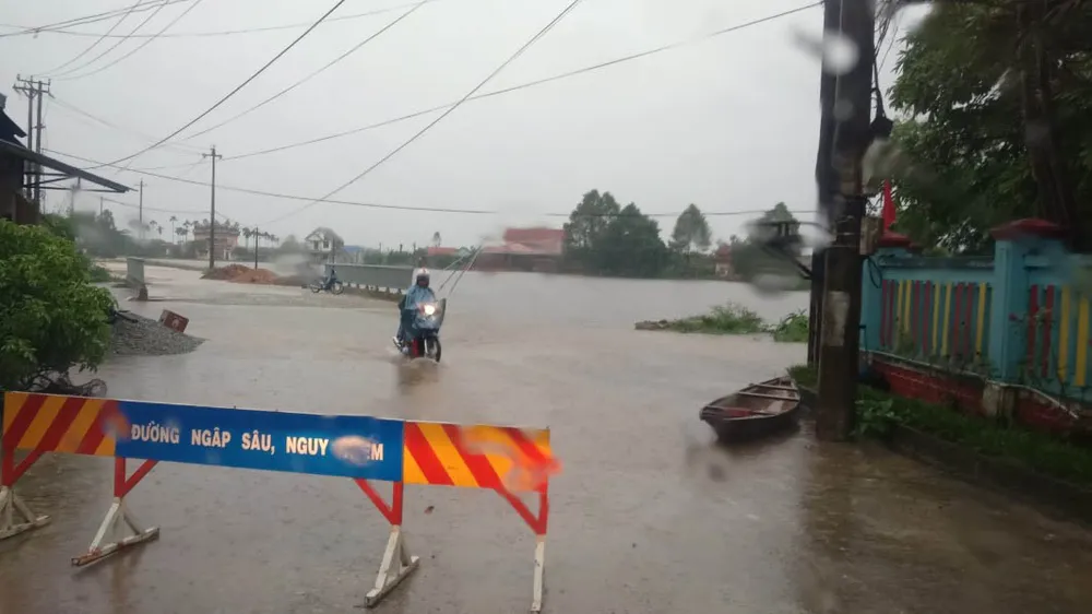 Nhiều tuyến đường tại Thừa Thiên Huế phải dựng biển cảnh báo ngập sâu vào sáng 13-10