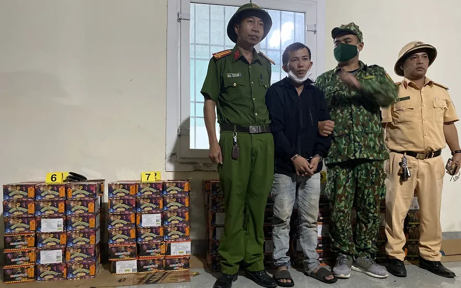 Đối tượng Long bị bắt giữ cùng tang vật