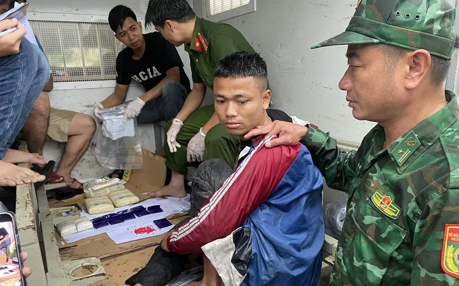 Bắt quả tang đối tượng Hồ A Kinh đang vận chuyển 18.000 viên ma túy