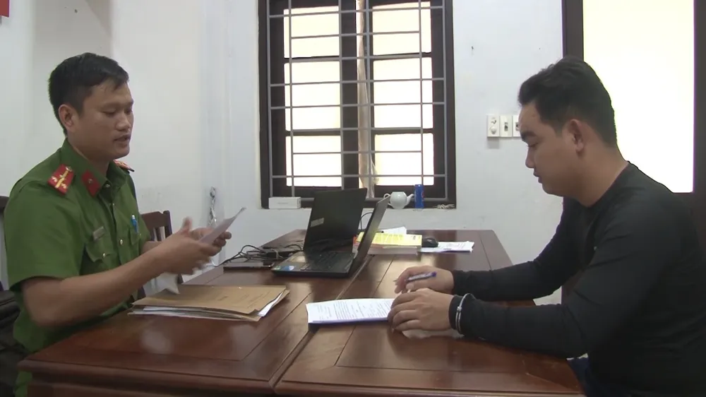 Đối tượng Thạnh khai báo hành vi phạm tội với cơ quan chức năng