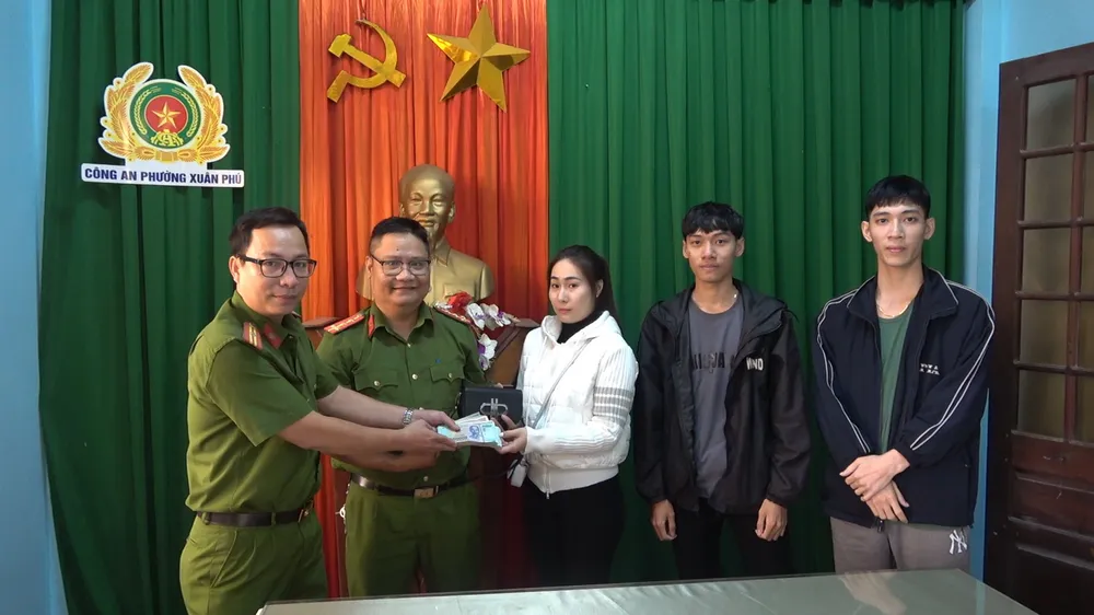 Chị Nhi tiếp nhận lại số tiền bị đánh rơi