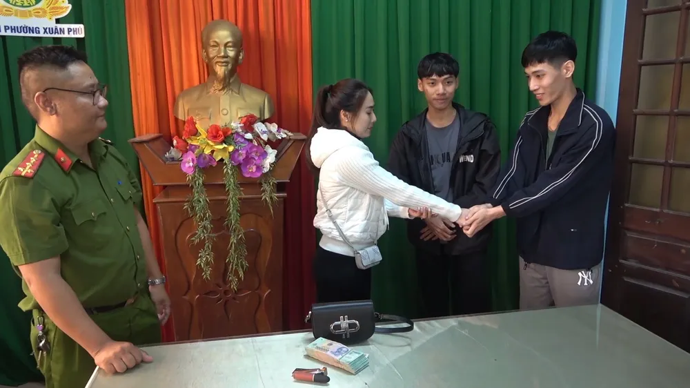 Chị Nhi cảm ơn và tri ân anh Đoàn và anh Ngọc sau khi nhận lại nguyên vẹn 100 triệu đồng tiền đánh rơi