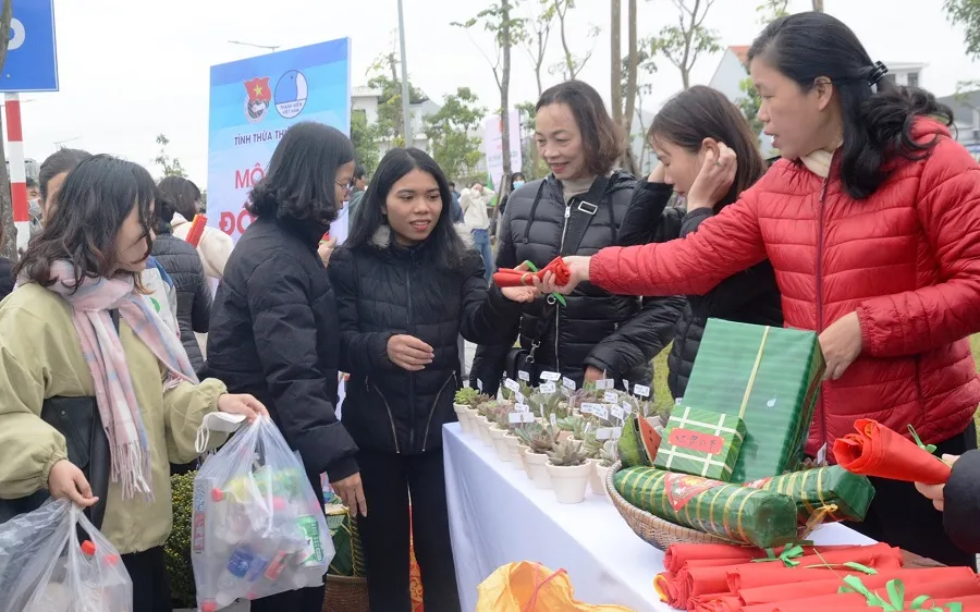 Đổi rác thải lấy quà tại lễ phát động phong trào Ngày Chủ nhật tại Thừa Thiên Huế năm 2024