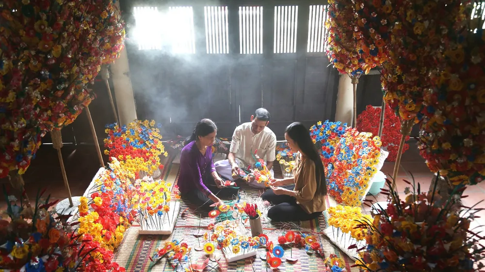 Những loài hoa giấy Thanh Tiên mô phỏng trong tự nhiên đã thu hút rất đông giới trẻ và du khách khắp nơi đến tham quan, trải nghiệm và chụp ảnh
