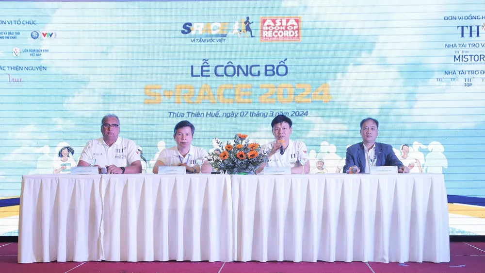 Ban tổ chức trả lời các câu hỏi của báo chí tại lễ công bố Giải S-Race 2024