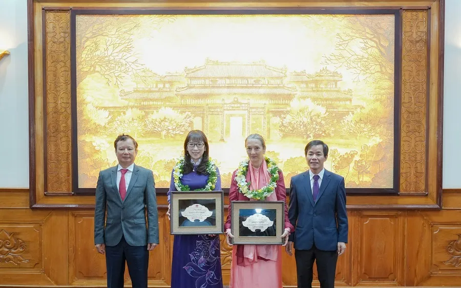 Lãnh đạo tỉnh Thừa Thiên Huế trao tặng danh hiệu “Công dân danh dự tỉnh Thừa Thiên Huế” đến bà Andrea Teufel và bà Kazuyo Watanabe