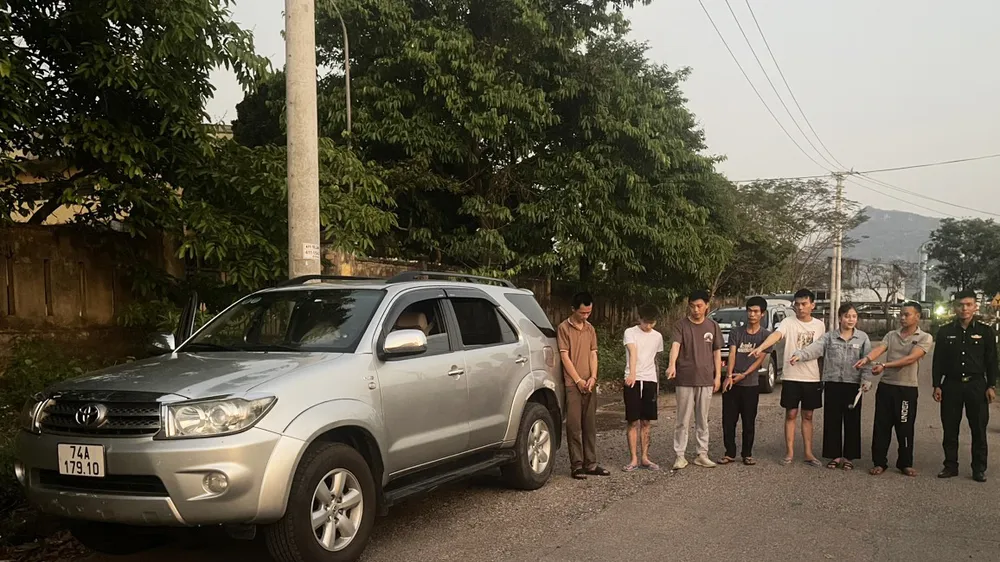 Các đối tượng bị bắt giữ cùng tang vật