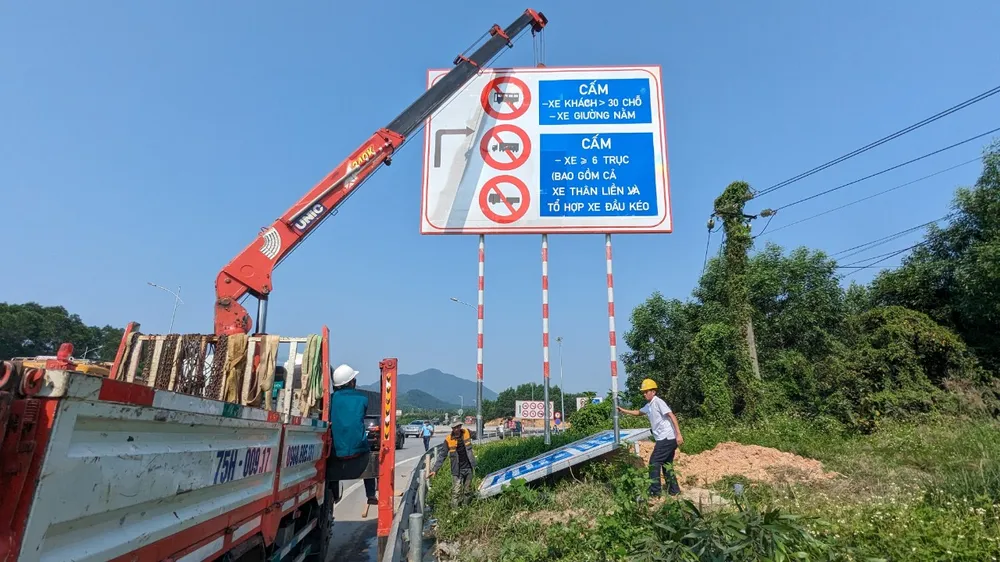 Sáng 4-4, Ban quản lý dự án đường Hồ Chí Minh bắt đầu triển khai lắp đặt biển báo cấm một số loại xe tại nút Cầu Tuần dẫn lên cao tốc Cam Lộ - La Sơn 