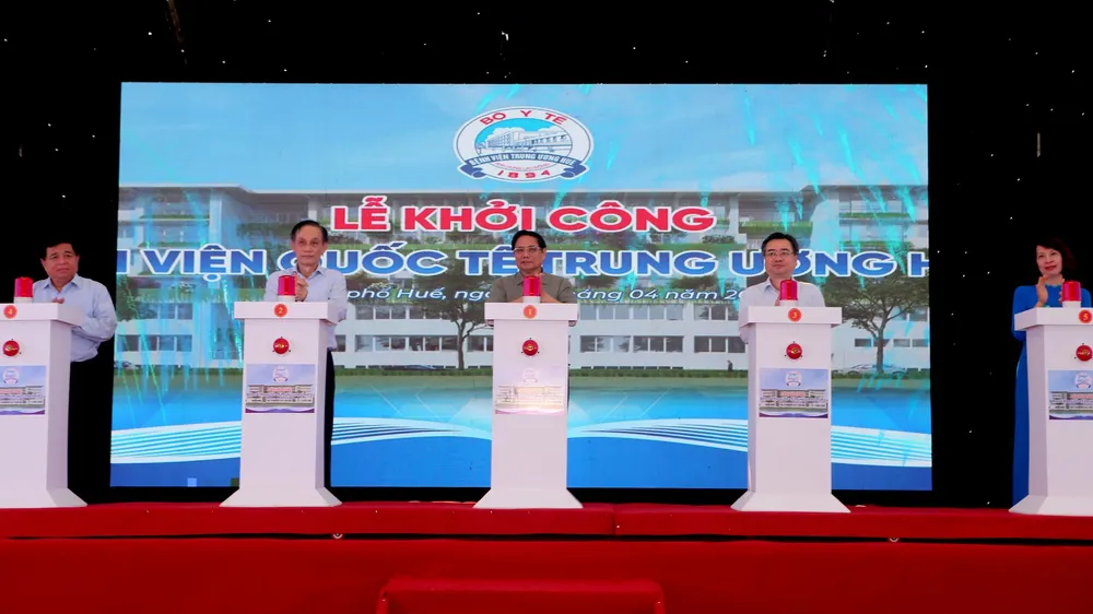 Thủ tướng Phạm Minh Chính và các đại biểu bấm nút khởi công Bệnh viện Quốc tế Trung ương Huế 2