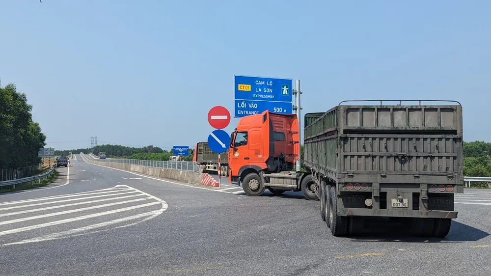 Phương tiện cấm lưu thông trên đường cao tốc Cam Lộ - La Sơn buộc phải trở về, đi Quốc lộ 1A qua Thừa Thiên Huế và Quảng Trị