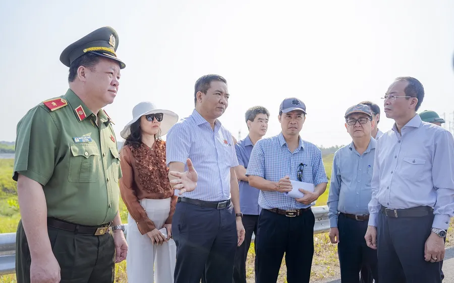 Đoàn công tác Ủy ban Quốc phòng và An ninh của Quốc hội khảo sát thực tế nút giao Dự án cao tốc Cam Lộ - La Sơn