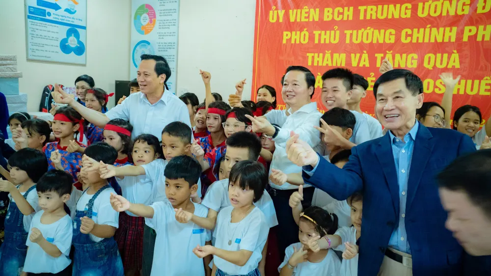 Phó Thủ tướng Trần Hồng Hà chụp ảnh lưu niệm với trẻ em tại Làng trẻ em SOS Huế