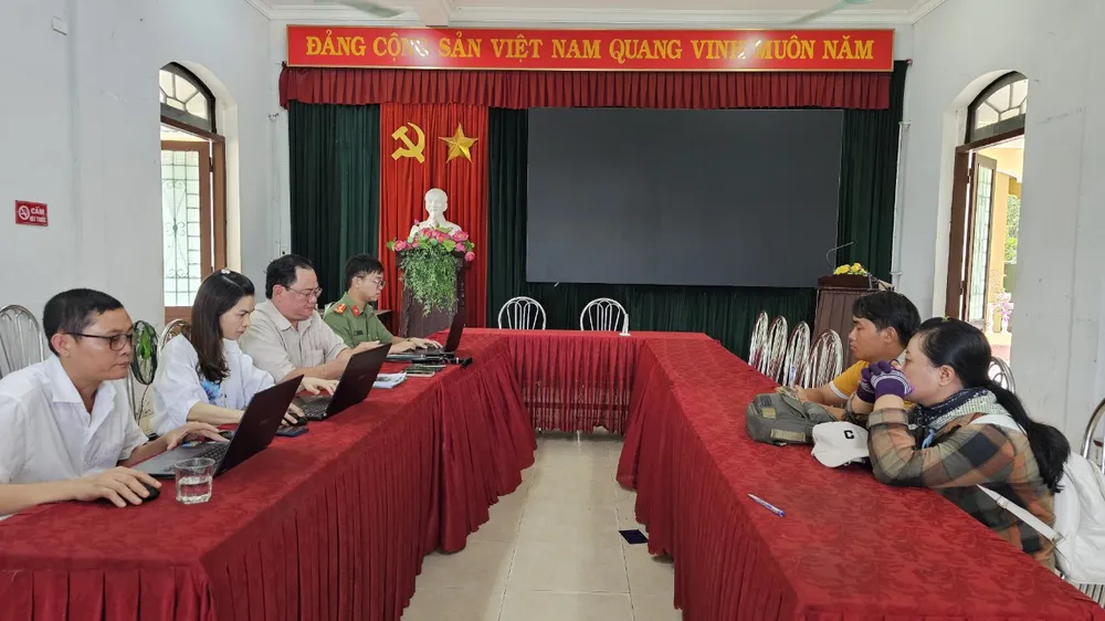 Cơ quan chức năng làm việc với chủ kênh YouTube đưa tin sai sự thật liên quan đến đoàn “sư Thích Minh Tuệ”. Ảnh: NGUYỄN LUÂN