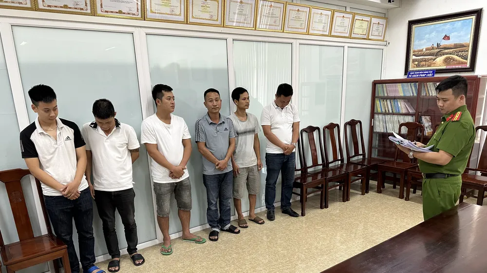 Công an đọc lệnh tạm giữ hình sự 6 đối tượng