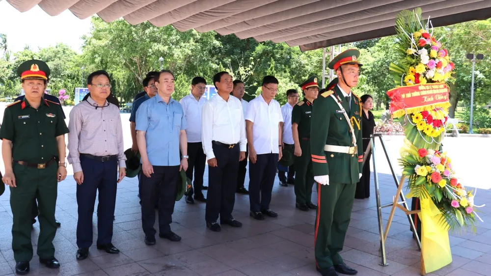 Phó Thủ tướng Lê Thành Long và đoàn công tác dâng hoa tri ân các Anh hùng liệt sĩ tại Thành cổ Quảng Trị