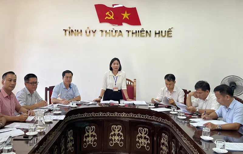 Bà Phạm Thị Minh Huệ, Chủ nhiệm Ủy ban Kiểm tra Tỉnh ủy Thừa Thiên Huế chủ trì kỳ họp