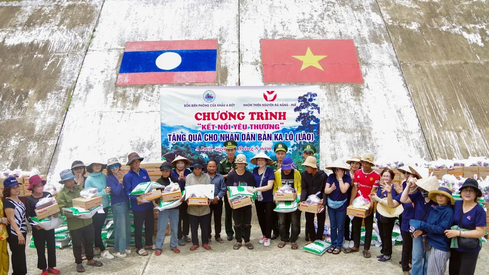 Tặng quà người dân khu vực biên giới
