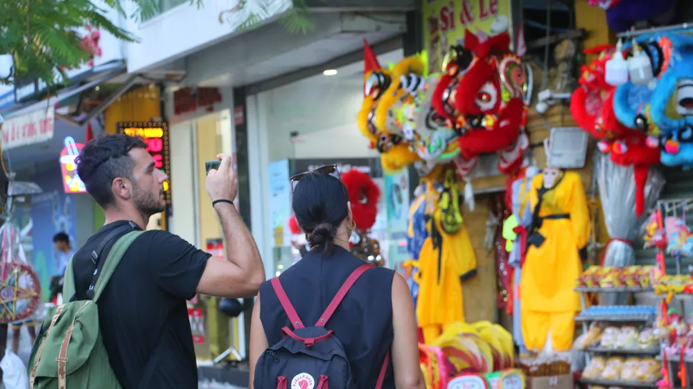 Du khách tham quan "thủ phủ" làm đầu lân Huế