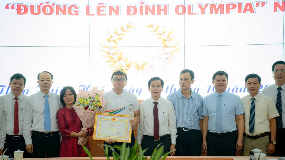 Tuyên dương và trao Bằng khen của Chủ tịch UBND tỉnh Thừa Thiên Huế tặng học sinh Võ Quang Phú Đức