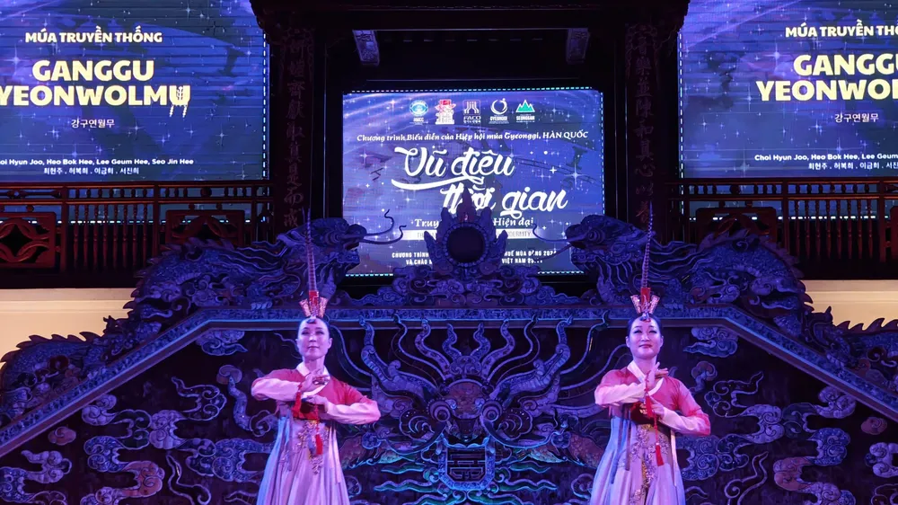 Một tiết mục biểu diễn tại Chương trình nghệ thuật “Vũ điệu thời gian: Truyền thống & Hiện đại”