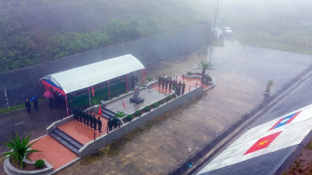 Lực lượng vũ trang Thừa Thiên Huế và Sê Kông thực hiện các nội dung tuần tra song phương tại cột mốc 666