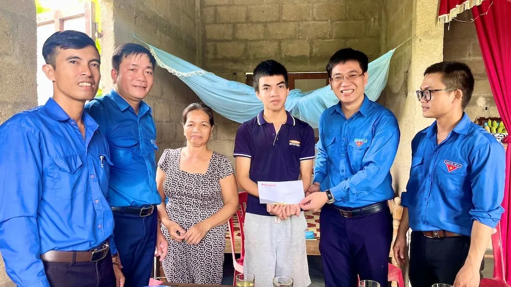 Chi đoàn Báo Huế ngày nay thăm em nuôi Văn Đình Nhật Nam (thị xã Phong Điền) trước khi vào năm học mới