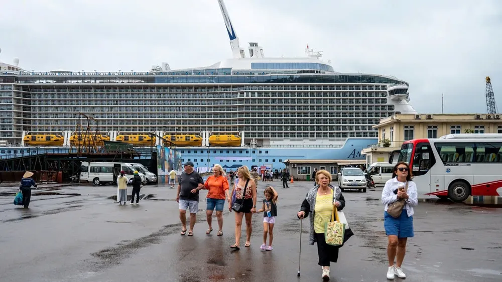Du khách đi trên tàu du lịch Anthem Of The Seas lên bờ để tham quan danh lam thắng cảnh và các di tích ở miền Trung
