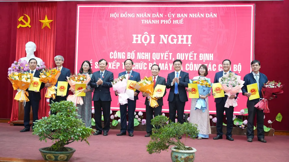 Lãnh đạo TP Huế tặng hoa chúc mừng các sau khi công bố quyết định bổ nhiệm cán bộ Sở Tài chính