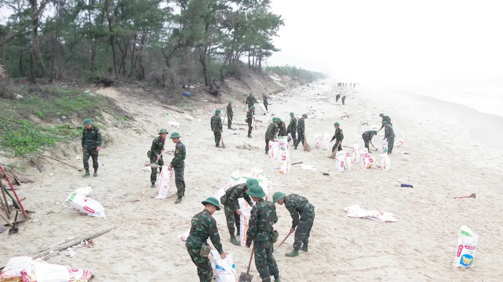 Hàng trăm cán bộ, chiến sĩ bộ đội TP Huế nỗ lực thu gom dầu thô vón cục trôi dạt vịnh Lăng Cô