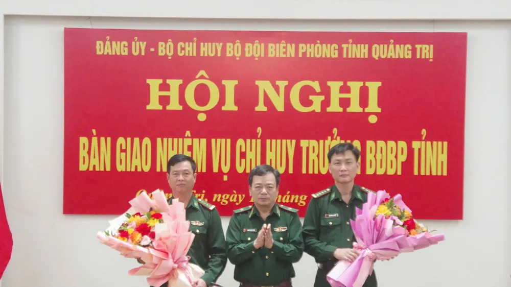 Đại tá Nguyễn Bá Duyệt (bên phải) nhận hoa chúc mừng của Thiếu tướng Nguyễn Văn Thiện, Phó Tư lệnh BĐBP