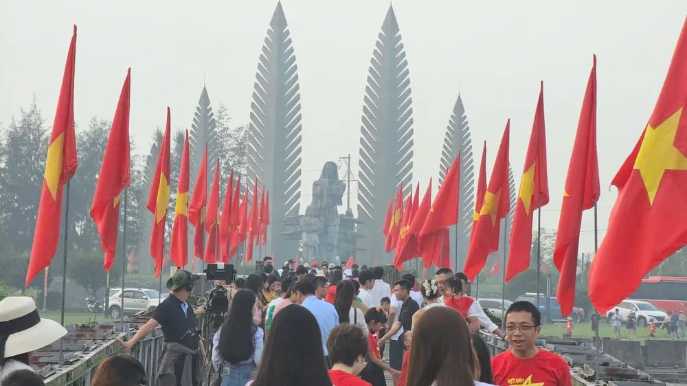Thiêng liêng Lễ Thượng cờ Thống nhất non sông