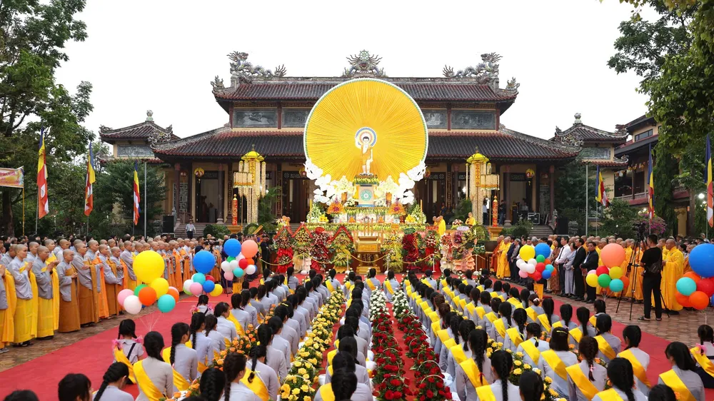 Trang nghiêm Đại lễ Phật đản ở Tổ đình Từ Đàm